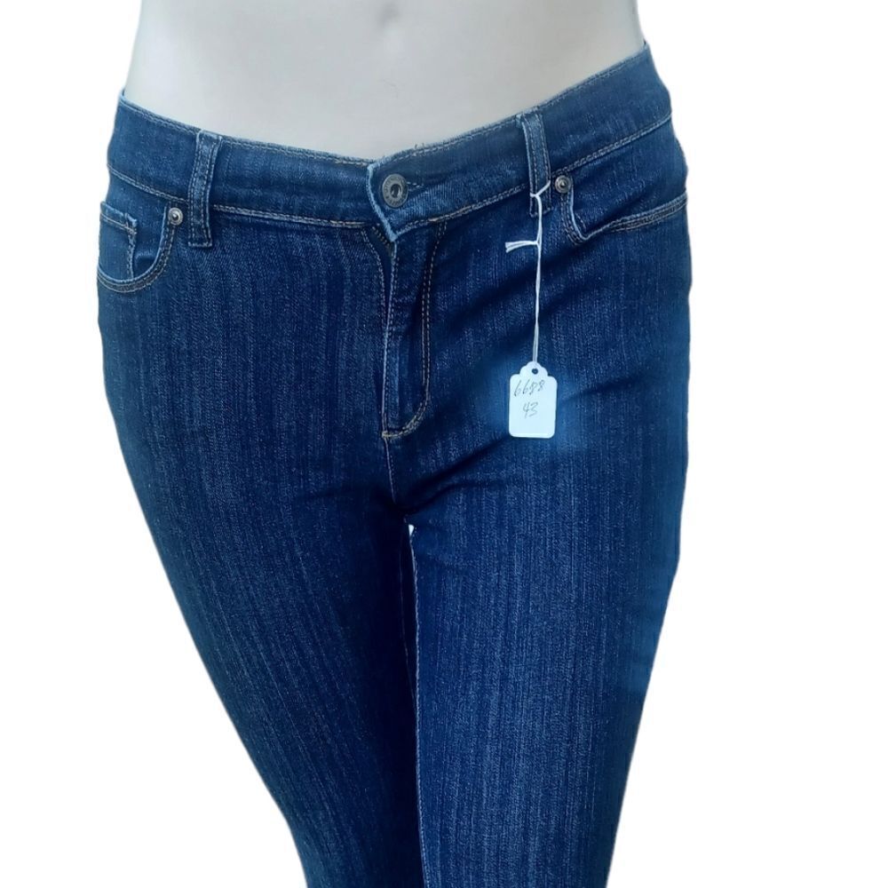 668843....Liz Clairborne Boyfriend Skinny Size 10, W31" 27"Inseam  9"Rise